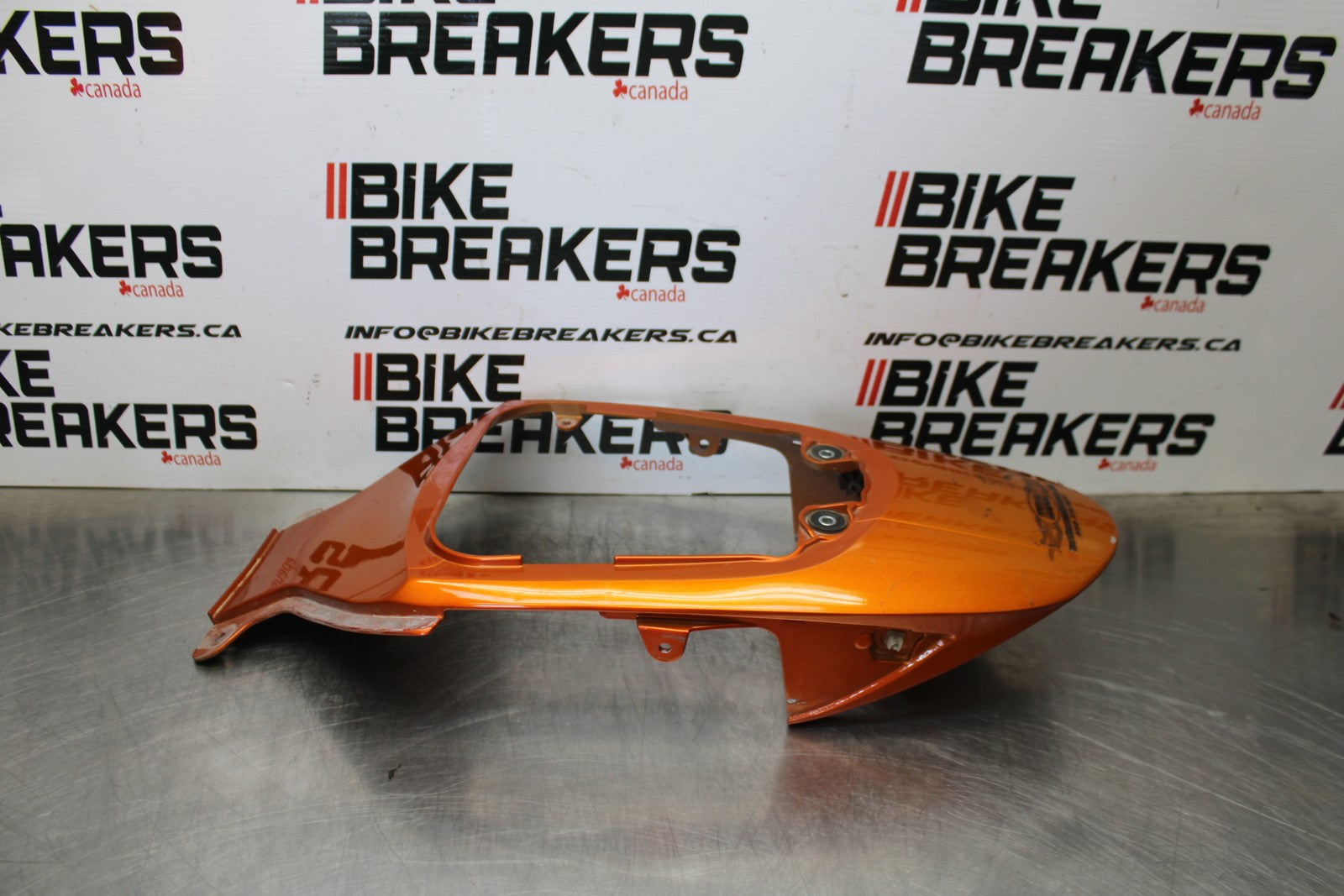 06-07 SUZUKI GSXR 600 CENTER REAR BACK TAIL FAIRING COWL BB178