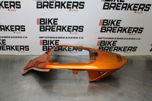 06-07 SUZUKI GSXR 600 CENTER REAR BACK TAIL FAIRING COWL BB178