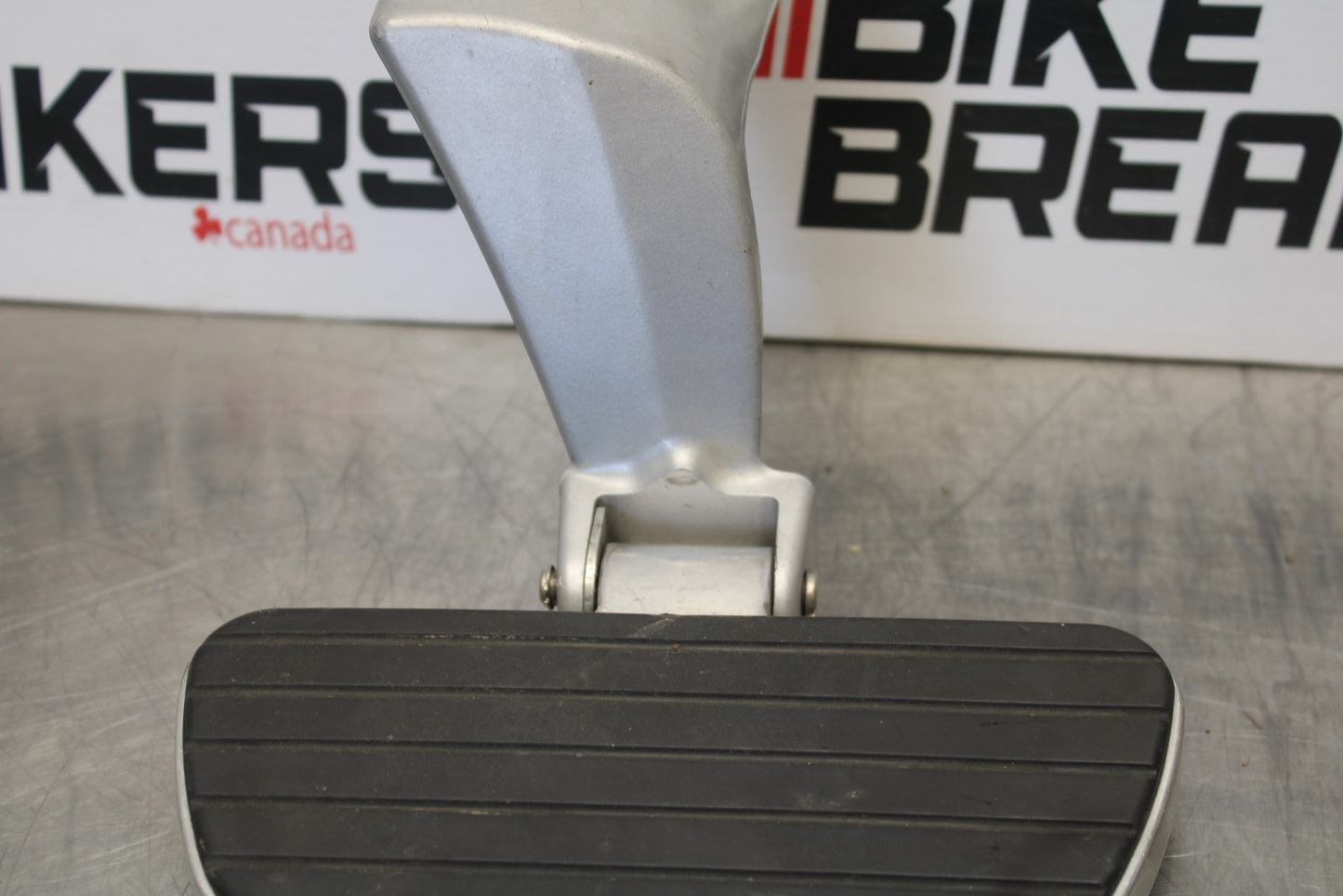 05-06 VICTORY KINGPIN DELUXE REAR PASSENGER FOOT STEP PEG SET PAIR BB195