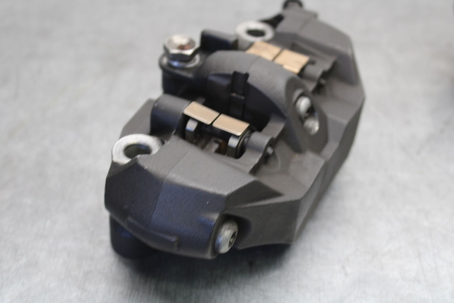 05-06 SUZUKI GSXR1000 RIGHT LEFT FRONT BRAKE CALIPER SET PAIR CALIPERS BB677