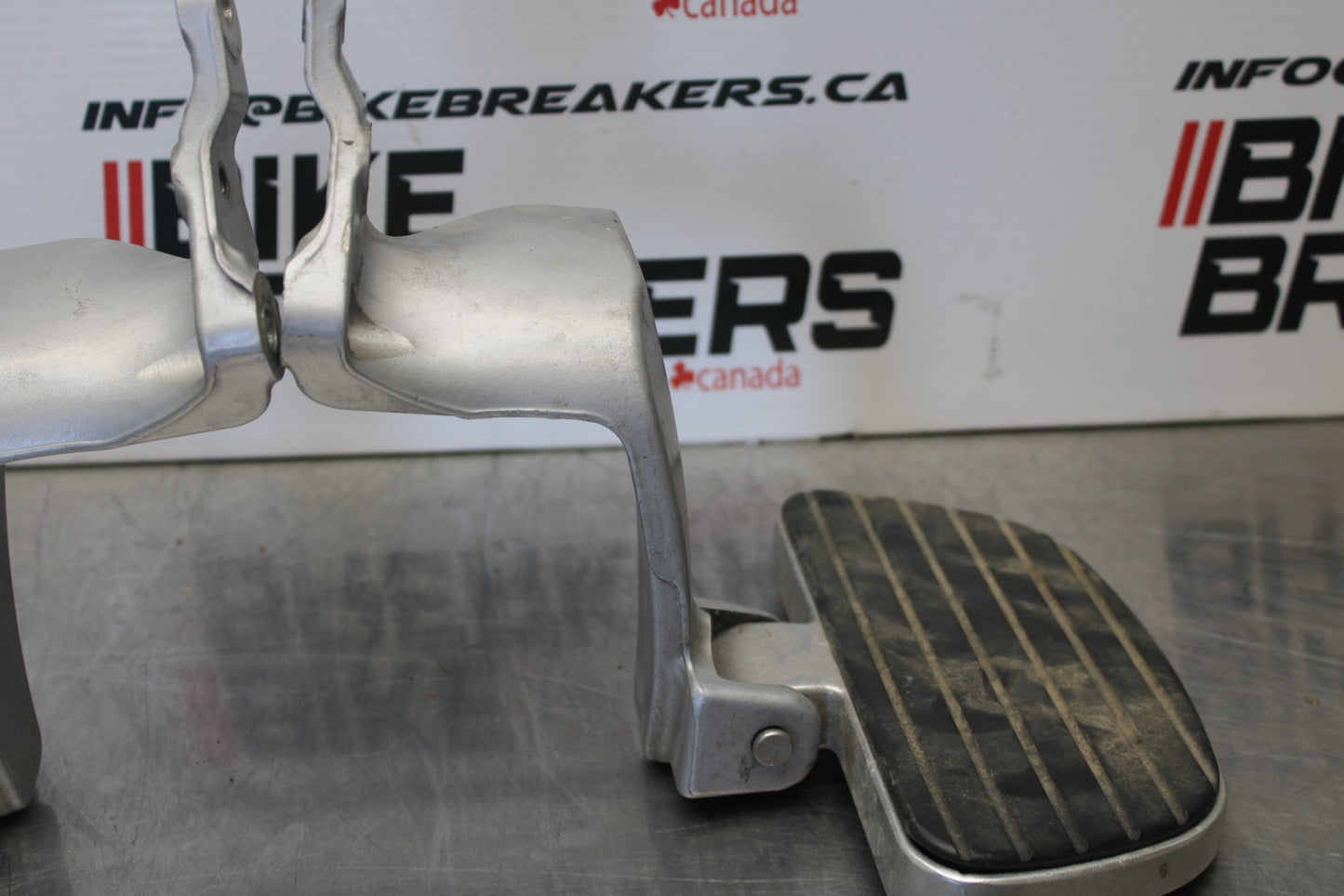 05-06 VICTORY KINGPIN DELUXE REAR PASSENGER FOOT STEP PEG SET PAIR BB195