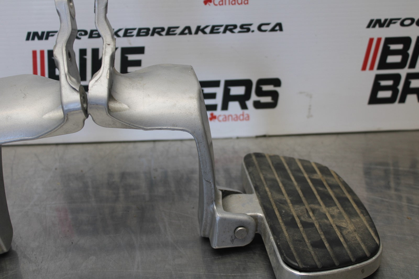 05-06 VICTORY KINGPIN DELUXE REAR PASSENGER FOOT STEP PEG SET PAIR BB195