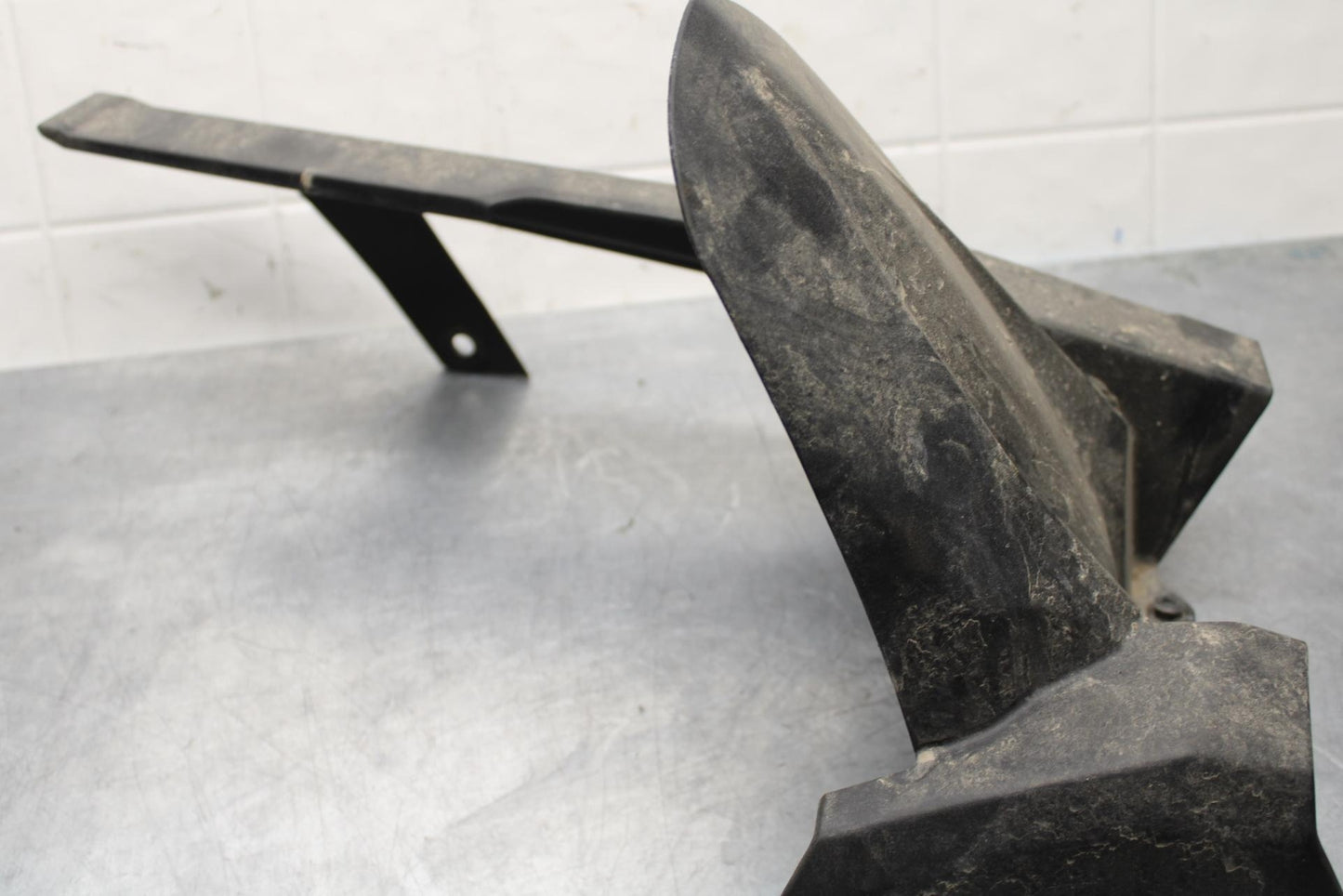 20 KAWASAKI Z400 ER400 ABS REAR BACK DRIVE CHAIN GUARD COVER SHIELD BB586