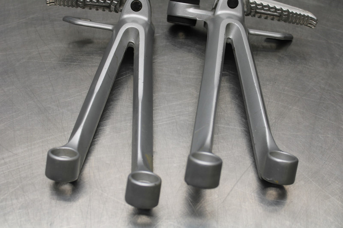 05-06 SUZUKI GSXR1000 REAR BACK PASSENGER PEG SET PAIR BB857