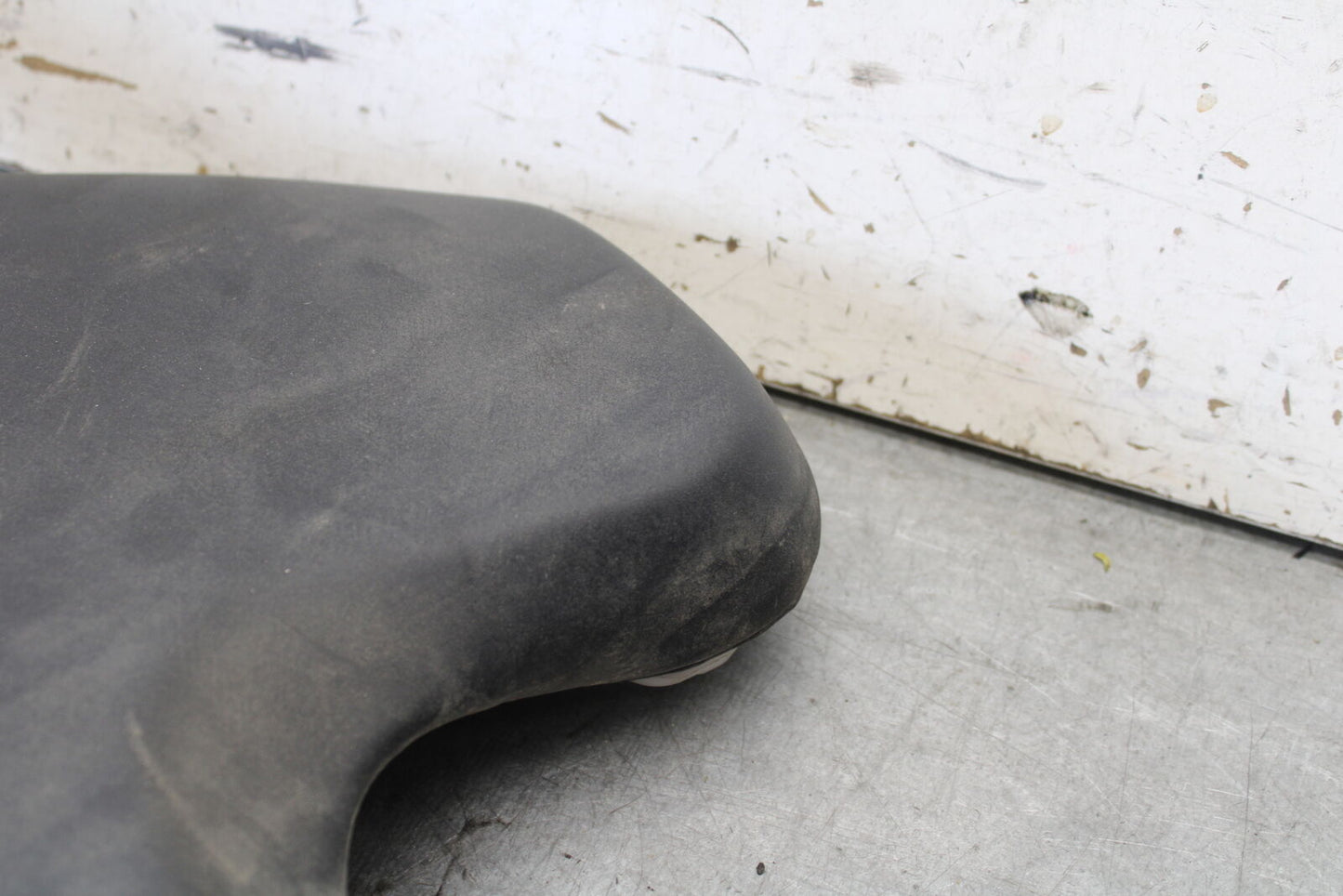 08-16 YAMAHA YZF R6 FRONT DRIVERS SEAT PAD SADDLE PILLION 13S-24710-00-00 BB665
