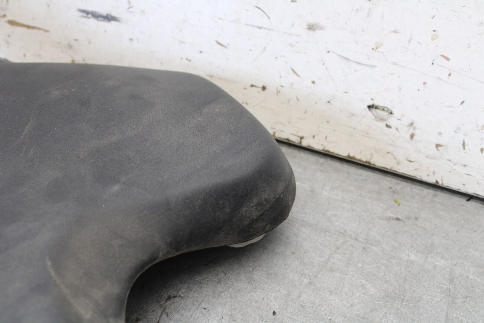 08-16 YAMAHA YZF R6 FRONT DRIVERS SEAT PAD SADDLE PILLION 13S-24710-00-00 BB665