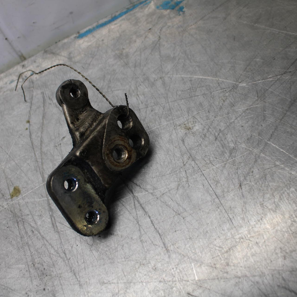 06-07 SUZUKI GSXR600 SHIFTER LINKAGE  BRACKET BB447