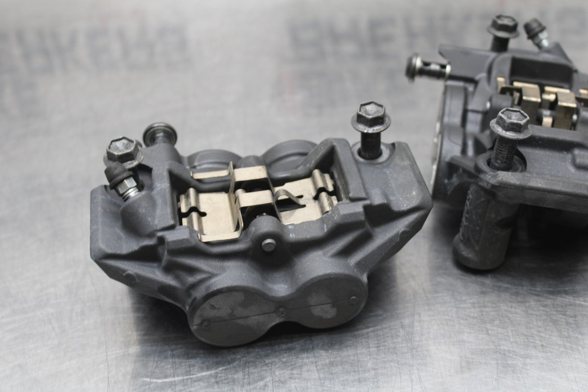 22-25 YAMAHA YZF R7 RIGHT LEFT FRONT BRAKE CALIPER SET PAIR CALIPERS BB769