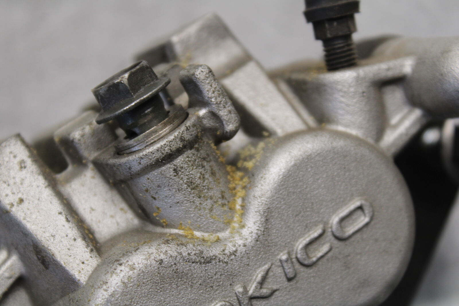 05-06 SUZUKI BOULEVARD M50 RIGHT FRONT BRAKE CALIPER 59100-33DB0-999 BB671