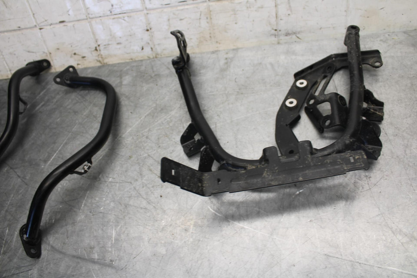 22 KTM 890 ADVENTURE   GAS TANK FUEL CELL PETROL RESERVOIR BRACKET MOUNT BB514