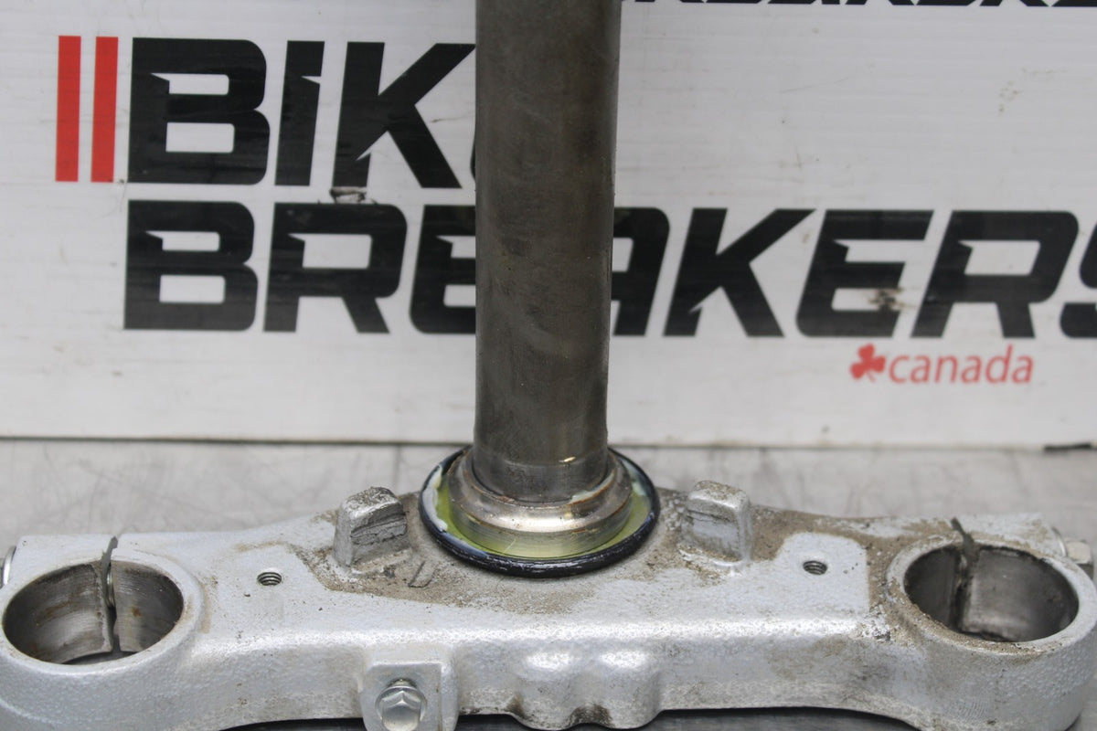 15 SUZUKI GW250F FRONT FORKS CLAMP LOWER TRIPLE TREE STEM BB789