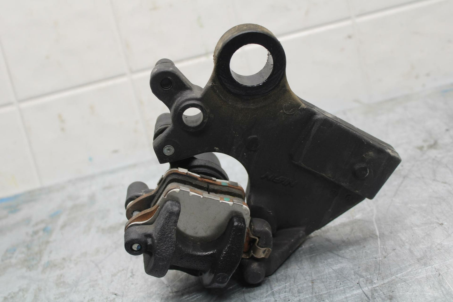 19-20 KAWASAKI NINJA ZX6R REAR BACK BRAKE CALIPER W MOUNT BRACKET BB419