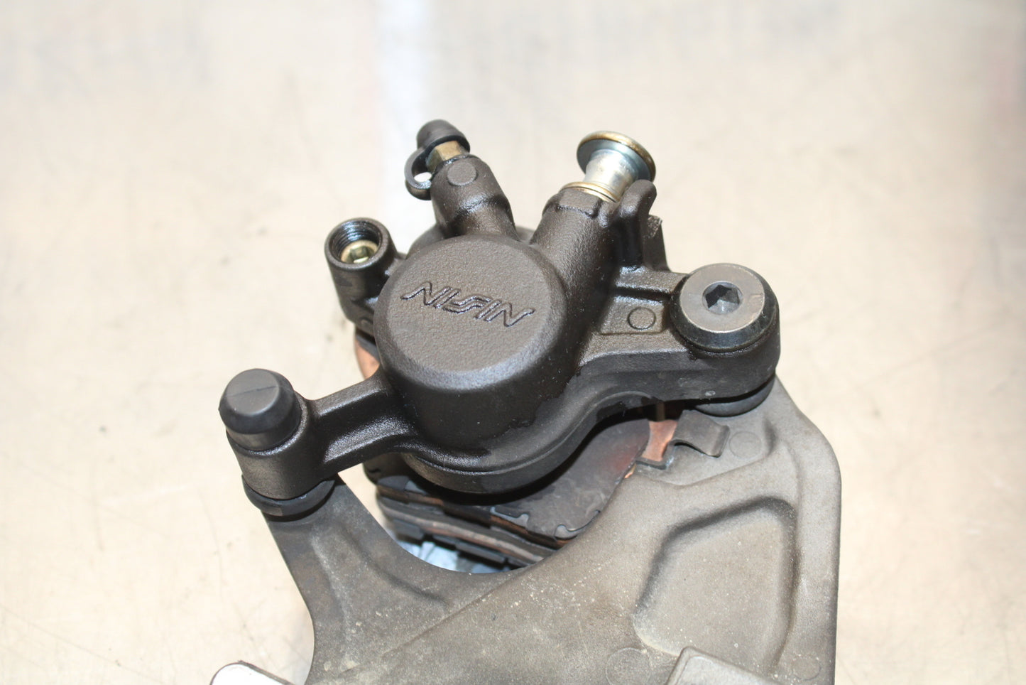 11 SUZUKI GSXR1000 REAR BACK BRAKE CALIPER W MOUNT BRACKET BB142 