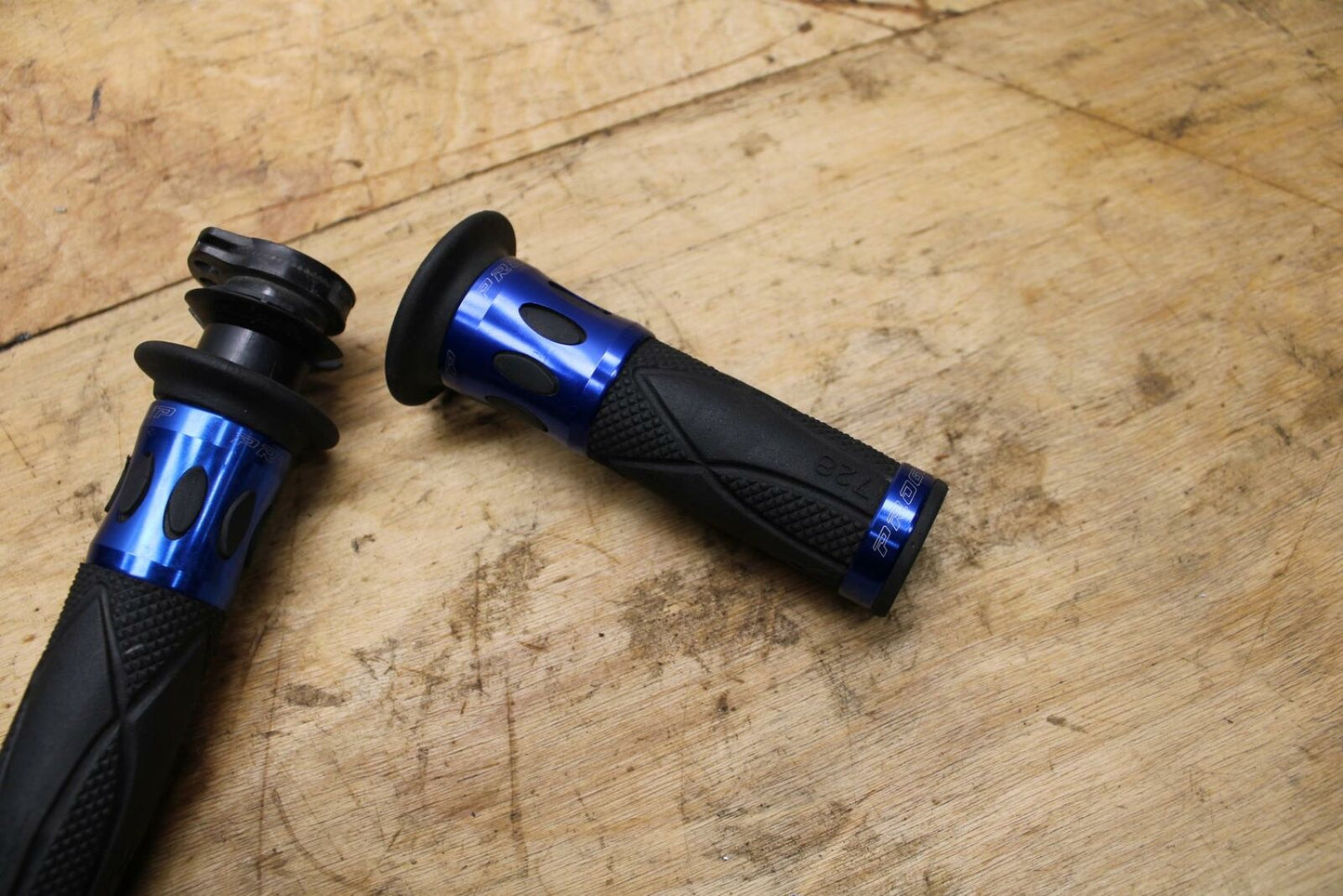 04-05 SUZUKI GSXR600 RIGHT LEFT CLIPON HANDLEBAR GRIPS GRIP PAIR SET BB329