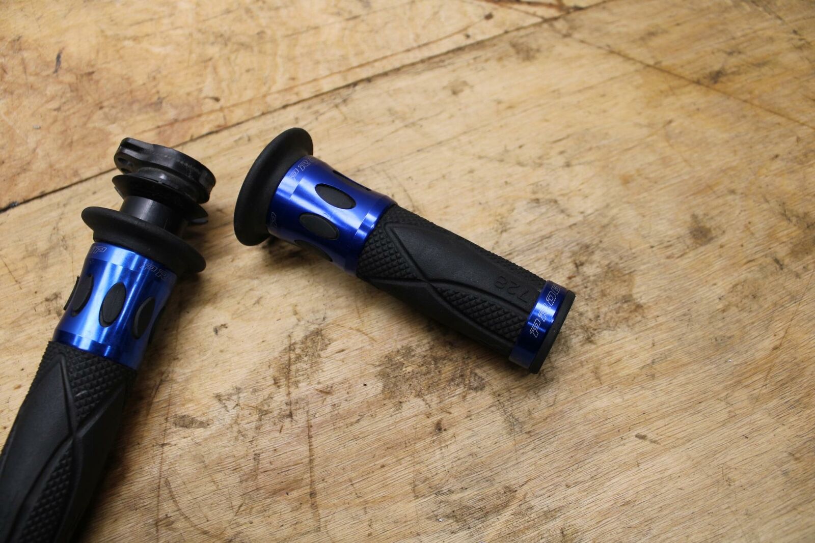 04-05 SUZUKI GSXR600 RIGHT LEFT CLIPON HANDLEBAR GRIPS GRIP PAIR SET BB329