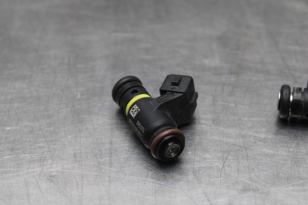 19 MOTO GUZZI V7 III FUEL INJECTOR SET PAIR BB831