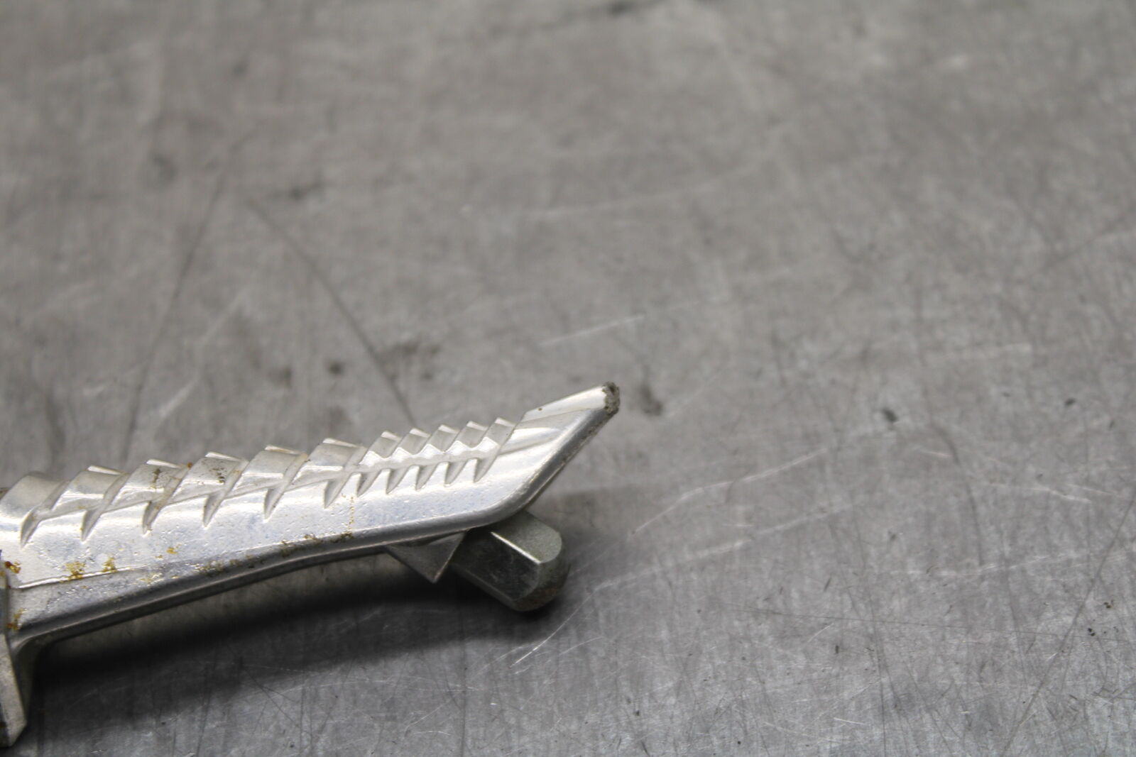 06-07 SUZUKI GSXR750 RIGHT FRONT FOOT REST PEG STEP BB110