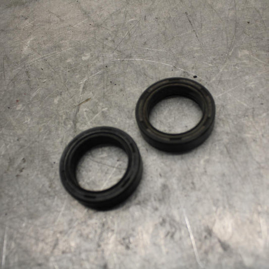 1983 Suzuki GN125FRONT FORK OIL SEAL PAIR 51153-05300 BB42