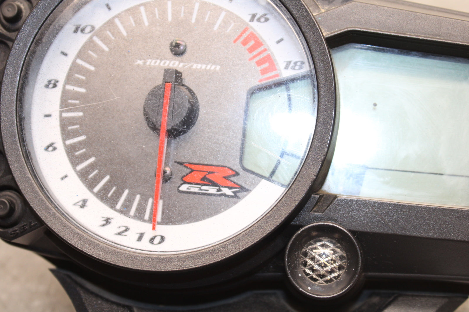 08-10 SUZUKI GSXR 600 SPEEDO TACH GAUGES DISPLAY CLUSTER SPEEDOMETER  BB753