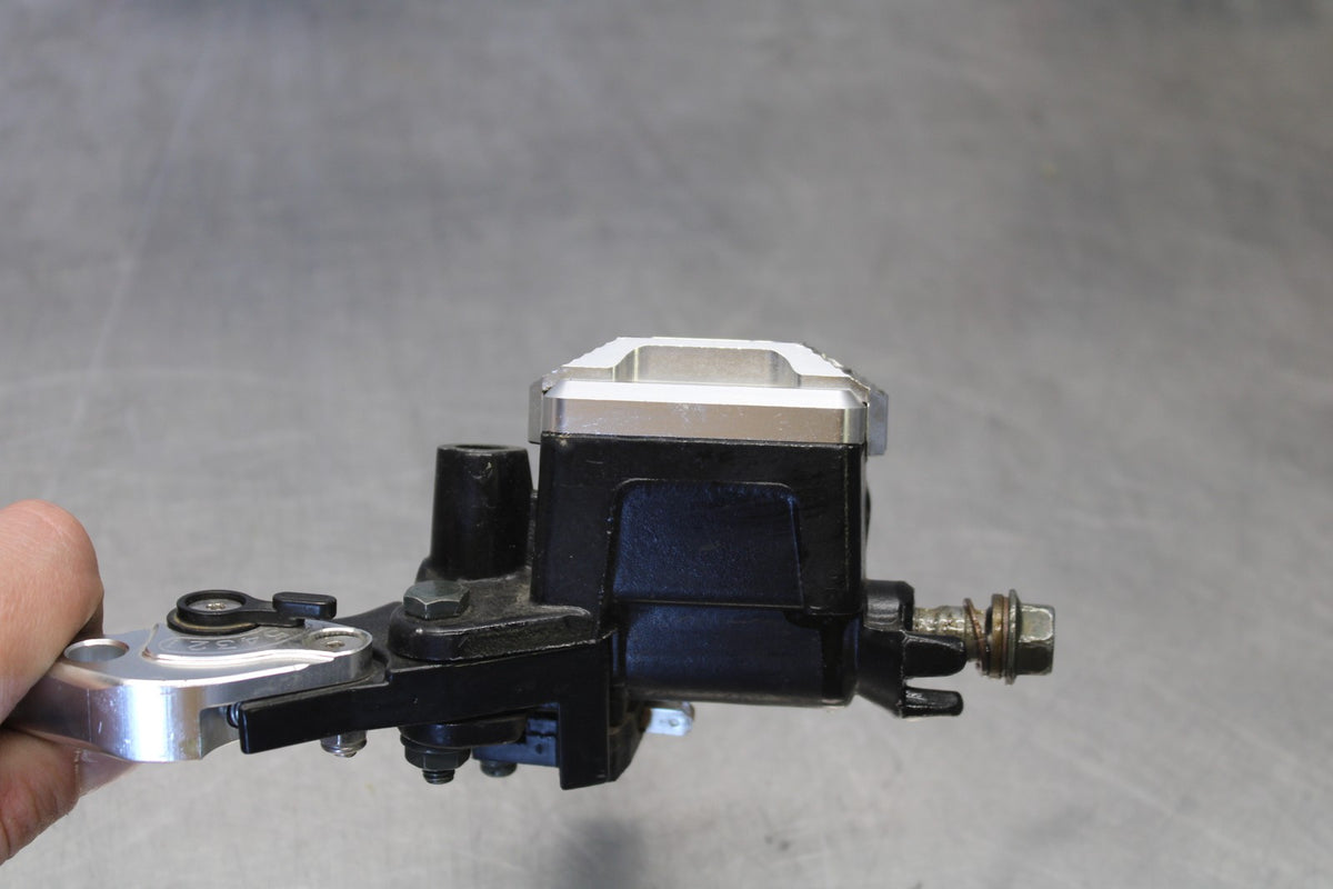 03-04 YAMAHA YZF R6S FRONT BRAKE MASTER CYLINDER w/ LEVER BB890