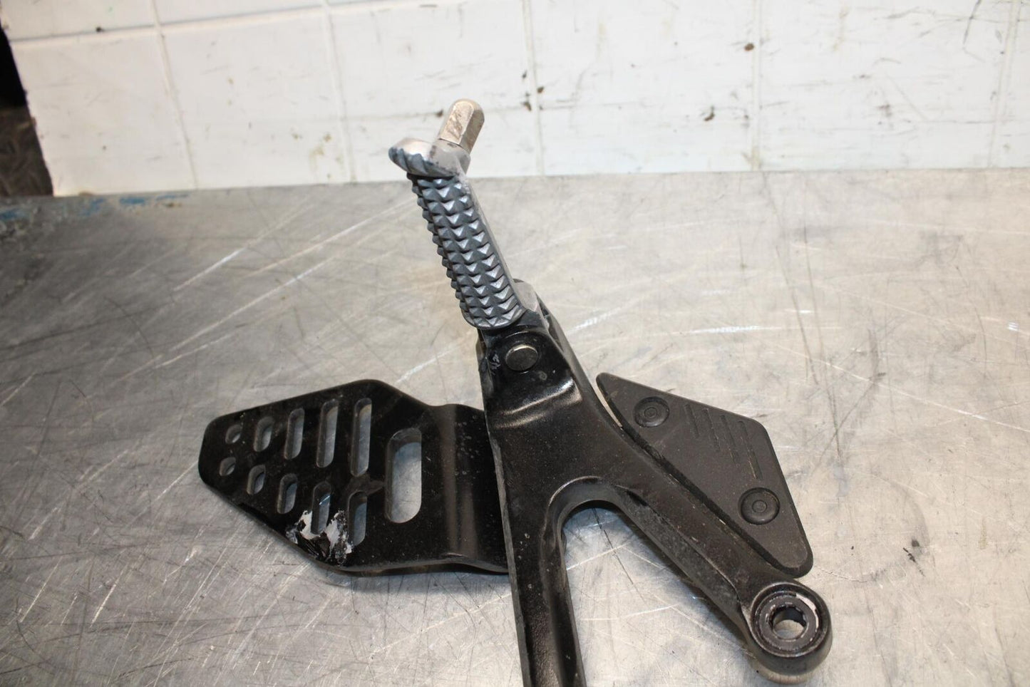 08-16 YAMAHA YZF R6 LEFT REARSET REAR SET DRIVER FOOT PEG BRACKET MOUNT BB465