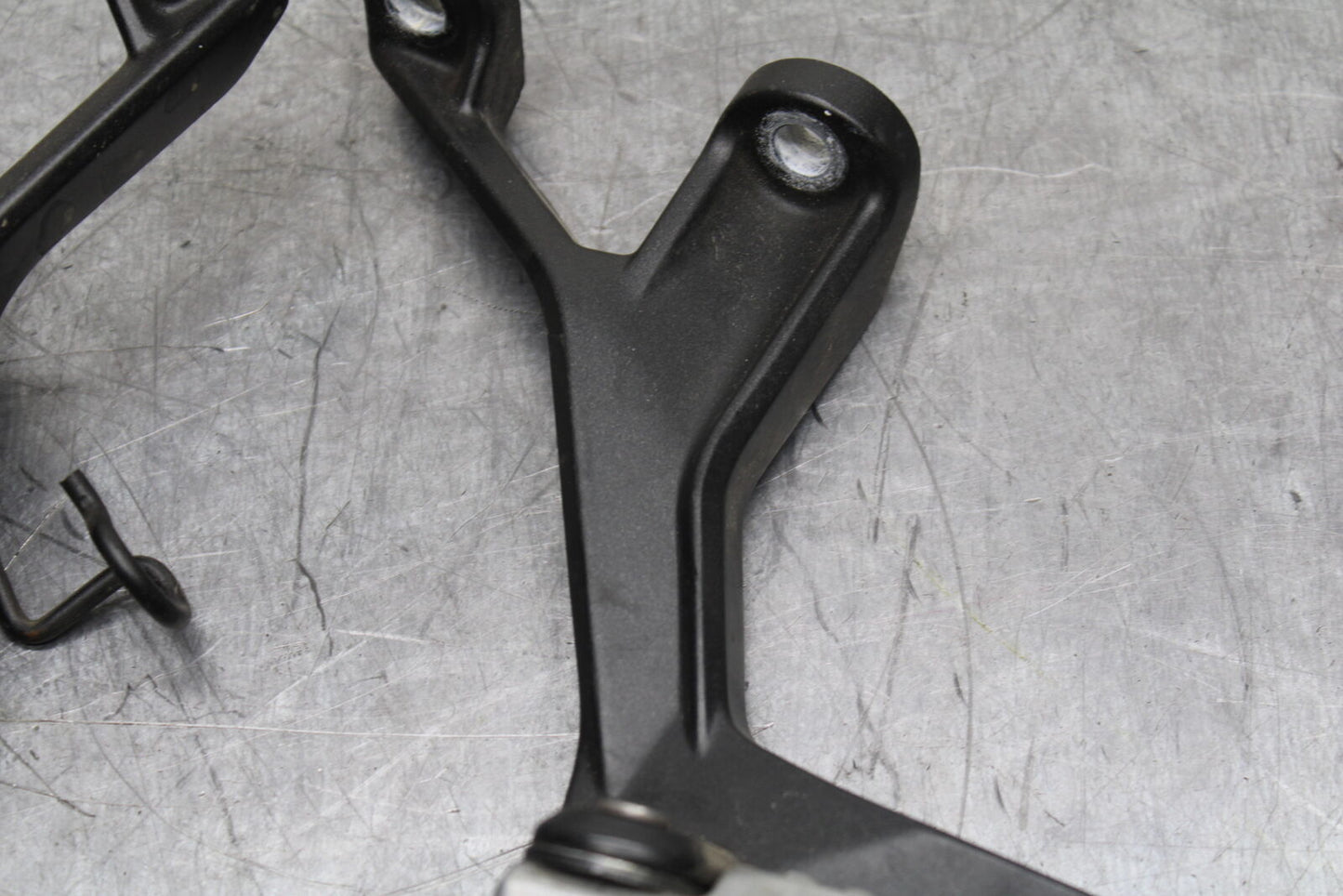 19-22 KAWASAKI Z400 REAR BACK PASSENGER PEG SET PAIR BB738