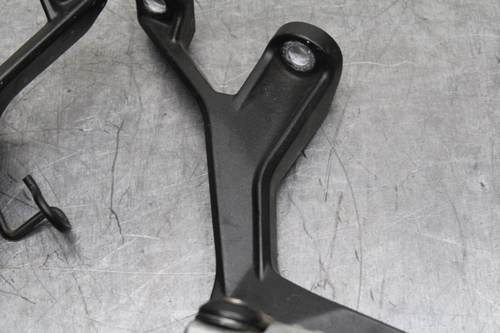 19-22 KAWASAKI Z400 REAR BACK PASSENGER PEG SET PAIR BB738