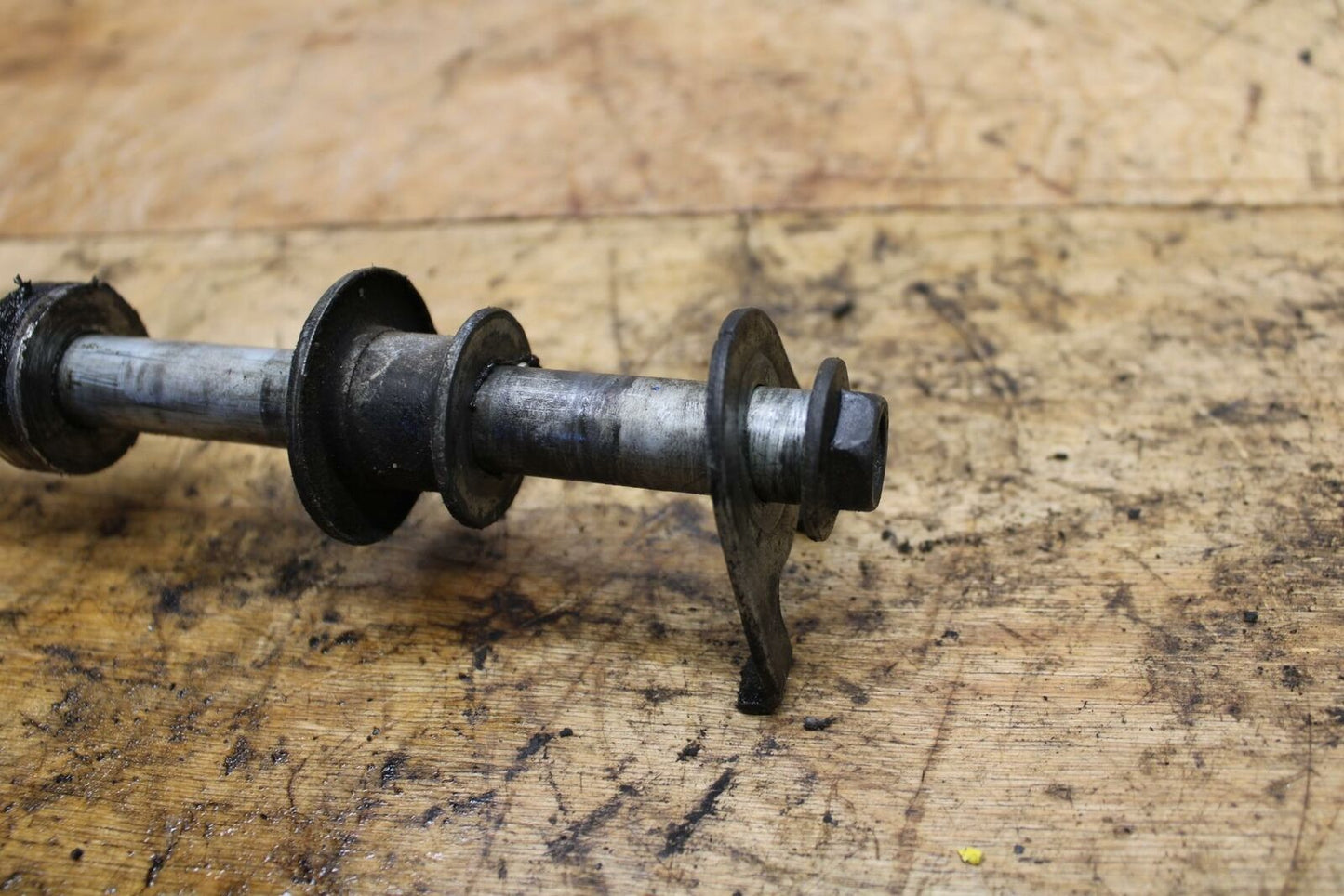 04-09 SUZUKI GS500F REAR AXLE BACK WHEEL RIM PIVOT BOLT AXEL BB335