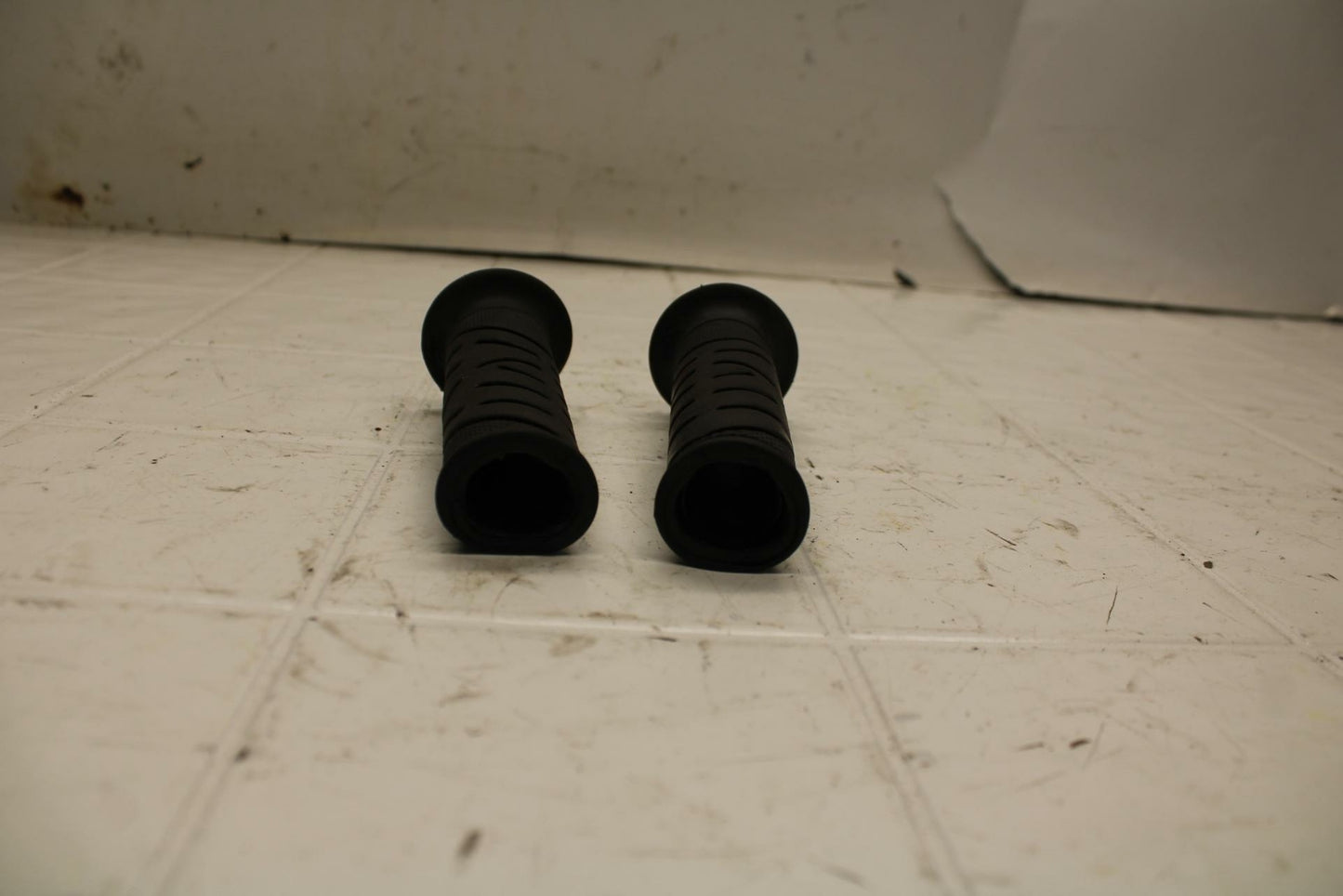 01-05 YAMAHA FZS1000 RIGHT THROTTLE GRIP BB10