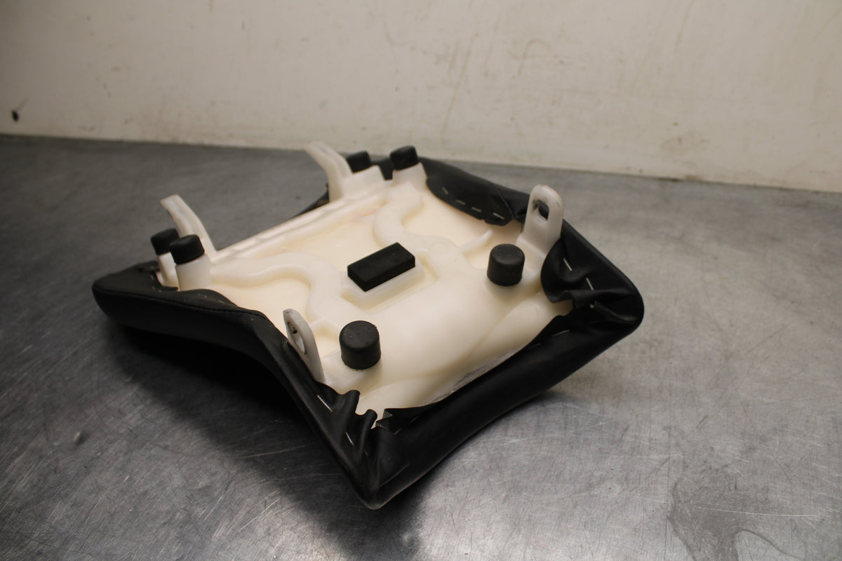 09 SUZUKI GSXR600 FRONT DRIVERS SEAT PAD SADDLE PILLION BB759