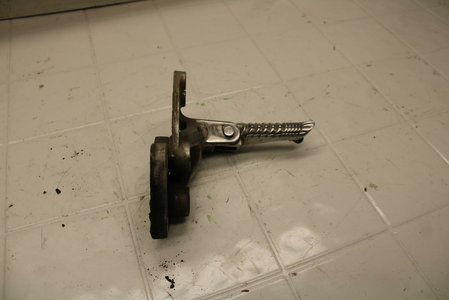 08-10 SUZUKI GSXR750 LEFT REARSET REAR SET DRIVER FOOT PEG BRACKET MOUNT BB396