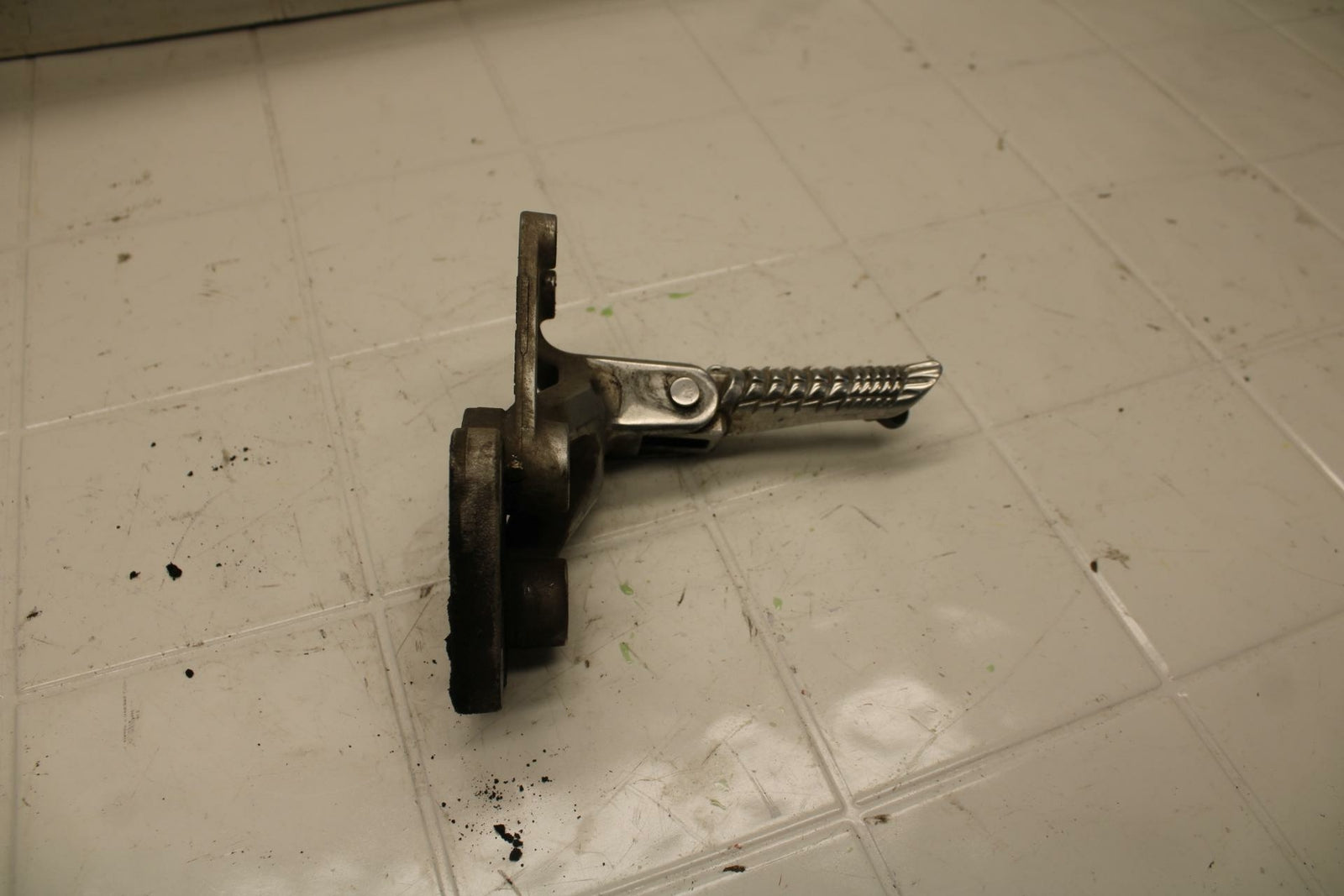 08-10 SUZUKI GSXR750 LEFT REARSET REAR SET DRIVER FOOT PEG BRACKET MOUNT BB396