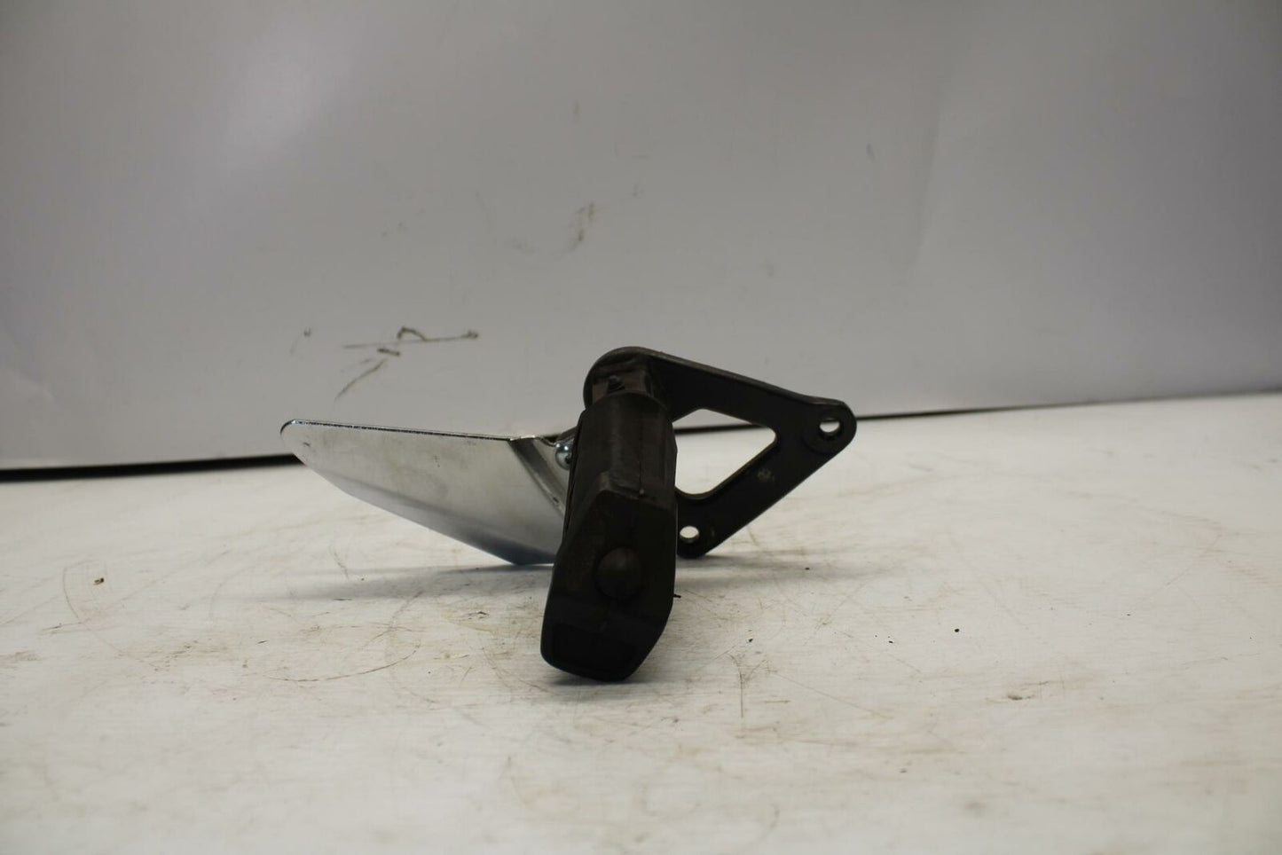 04-09 SUZUKI GS500F LEFT REARSET REAR SET DRIVER FOOT PEG BRACKET MOUNT BB261