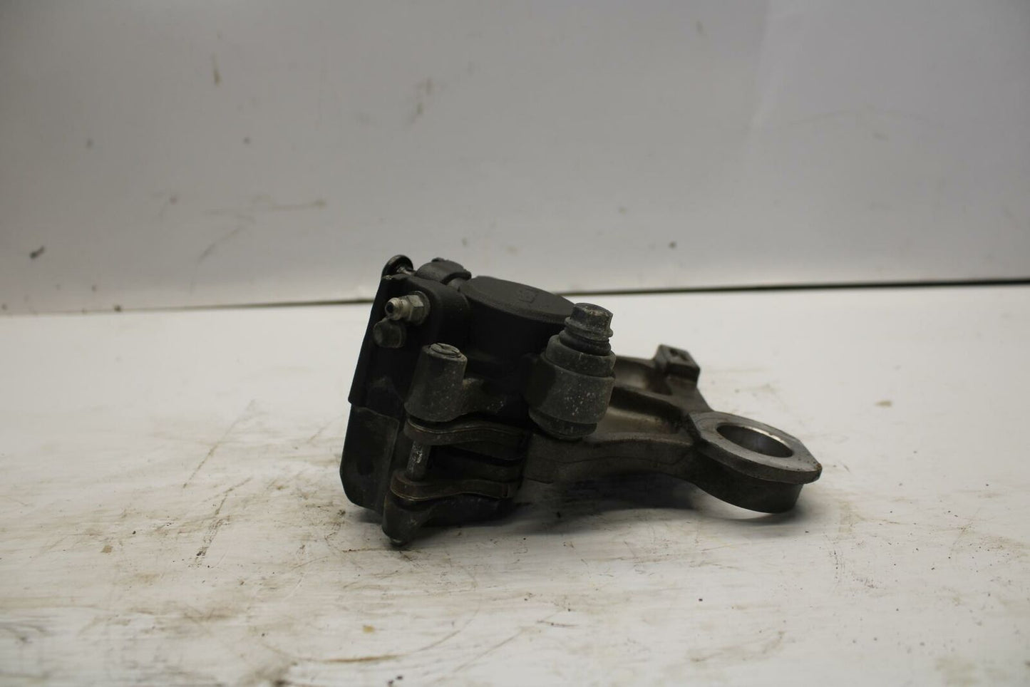 08-16 YAMAHA YZF R6 REAR  BRAKE CALIPER W MOUNT BRACKET 2C0-2580W-00-00 BB273