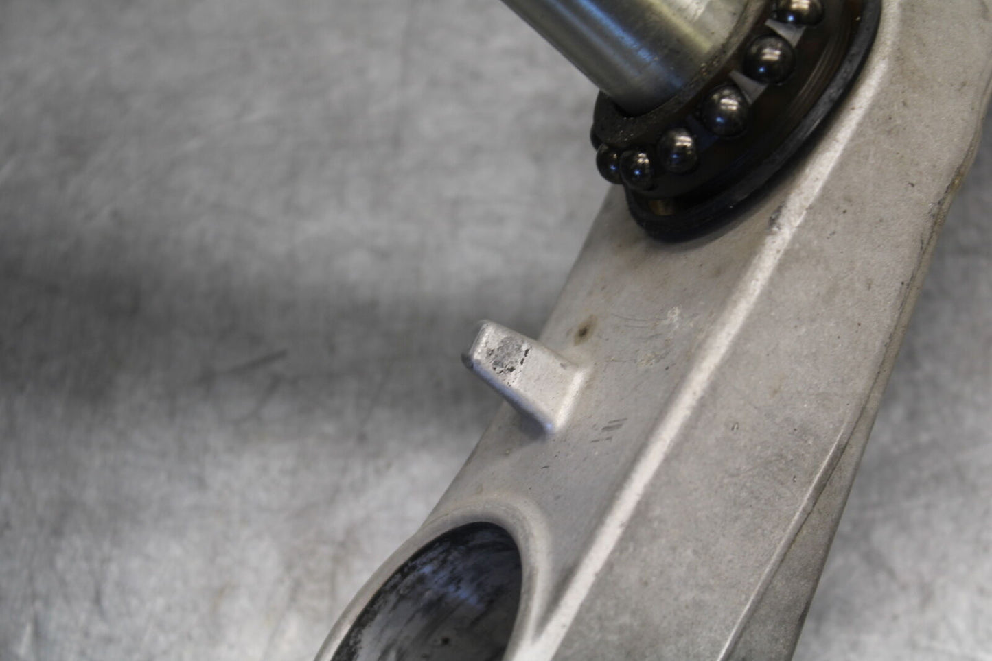 05-06 SUZUKI GSXR1000 FRONT FORKS CLAMP LOWER TRIPLE TREE STEM 51410-41G00 BB677