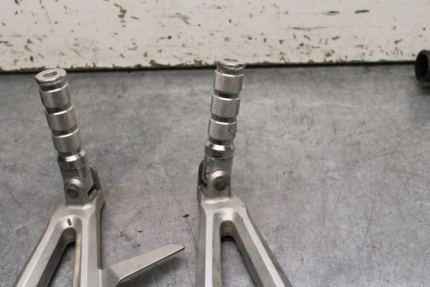 05-06 HONDA CBR600RR REAR BACK PASSENGER PEG SET PAIR BB739