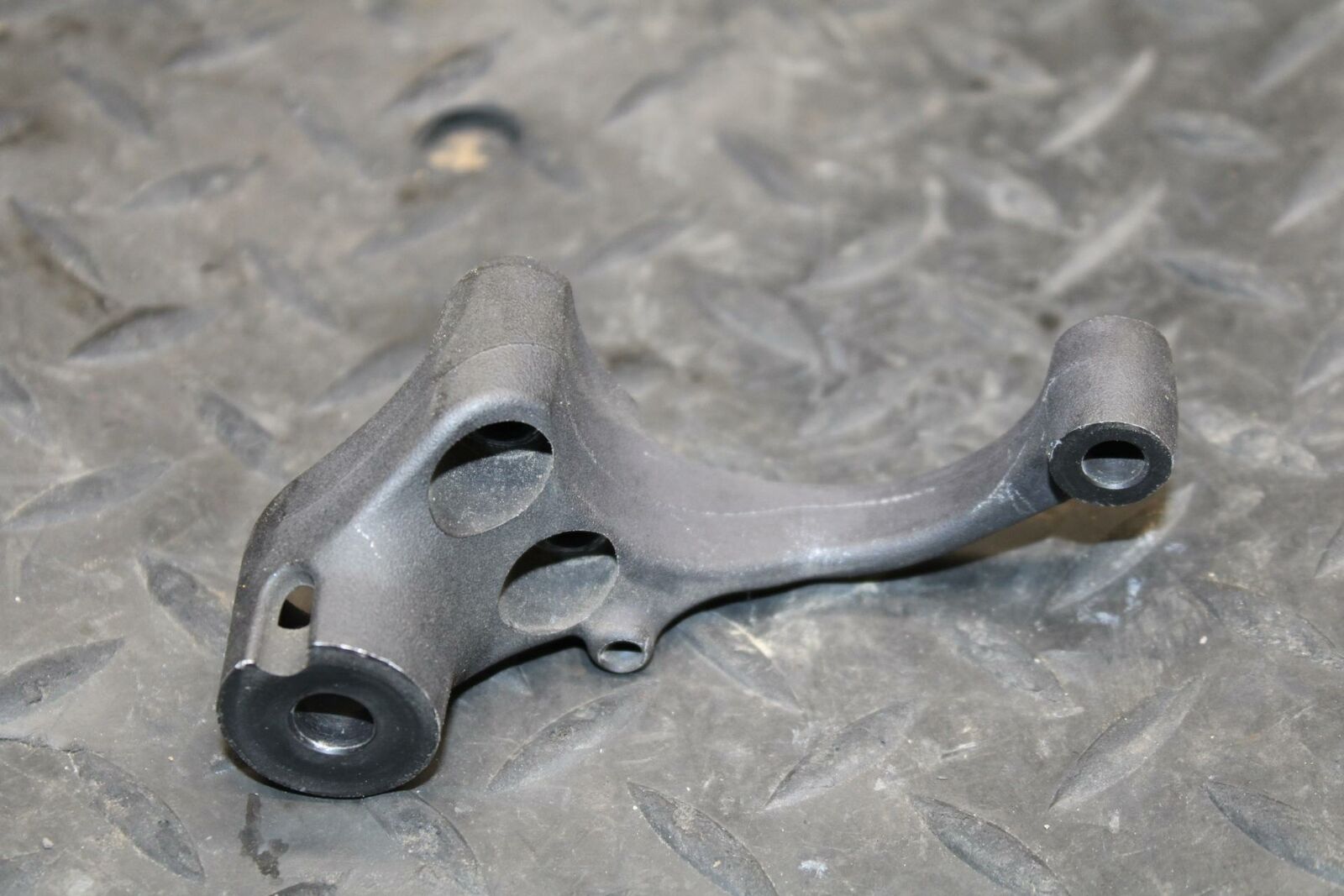 04-05 YAMAHA YZF R1 STEERING DAMPER STABILIZER MOUNT BRACKET SUPPORT BB225