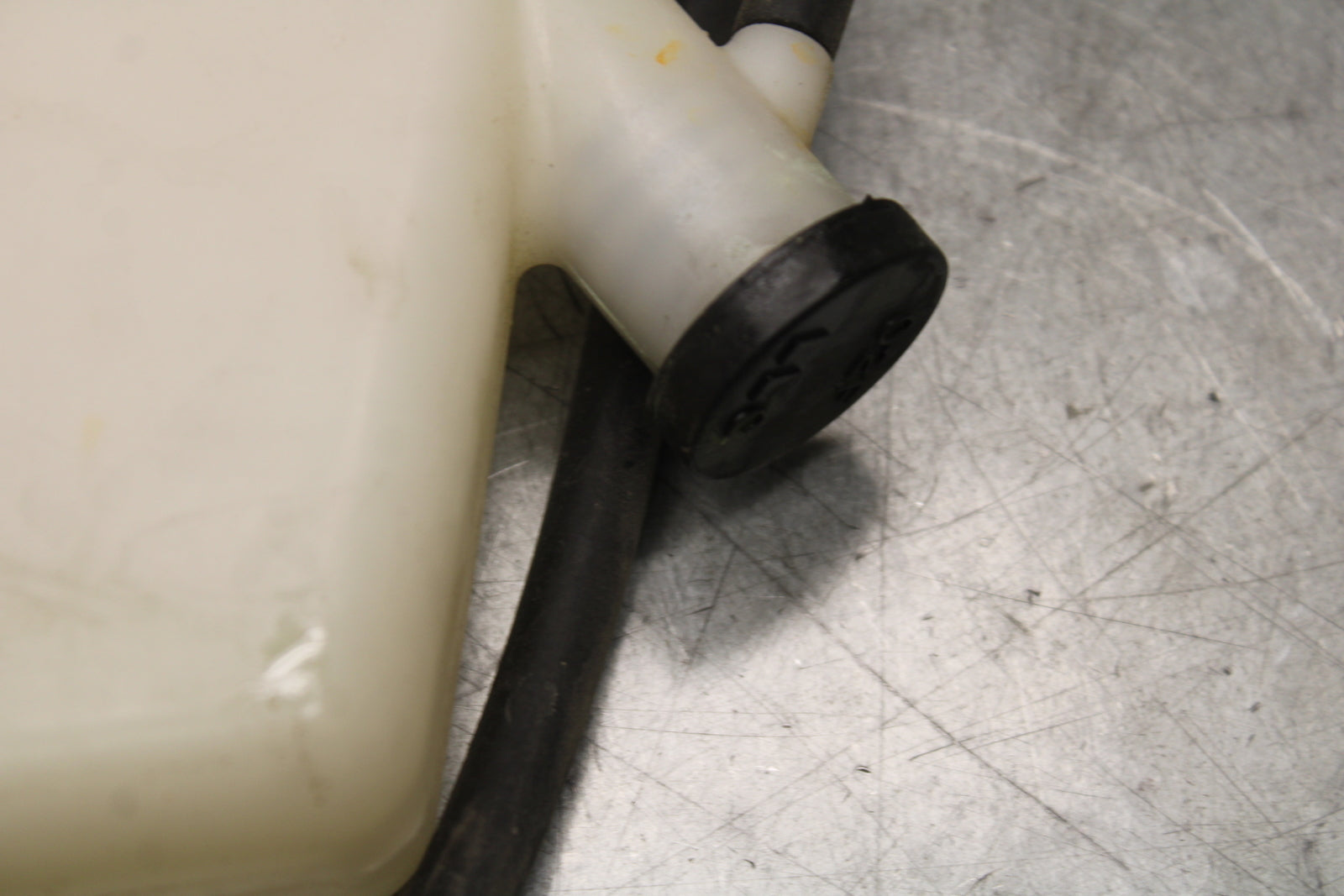 05-06 SUZUKI GSXR1000 COOLANT WATER TANK RESERVOIR BOTTLE 17910-41G00 BB663