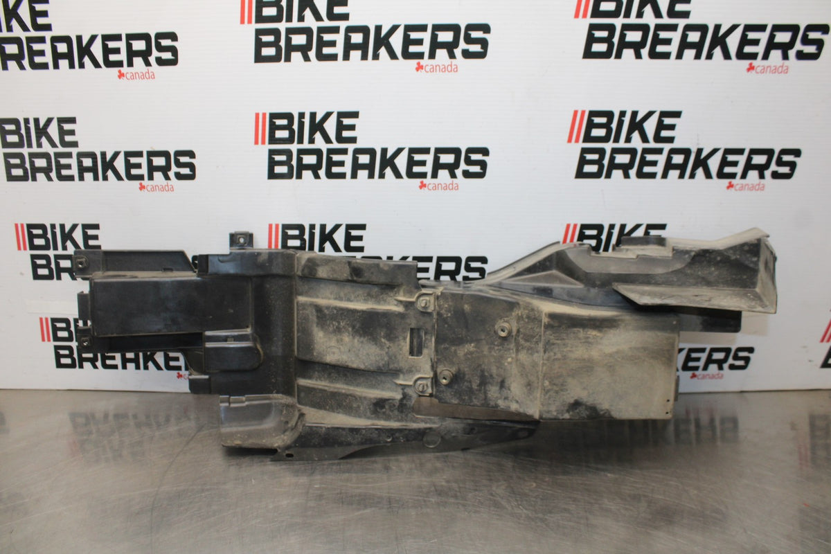 05-06 KAWASAKI NINJA ZX6R REAR BACK TAIL UNDERTAIL BATTERY TRAY PLASTIC BB877