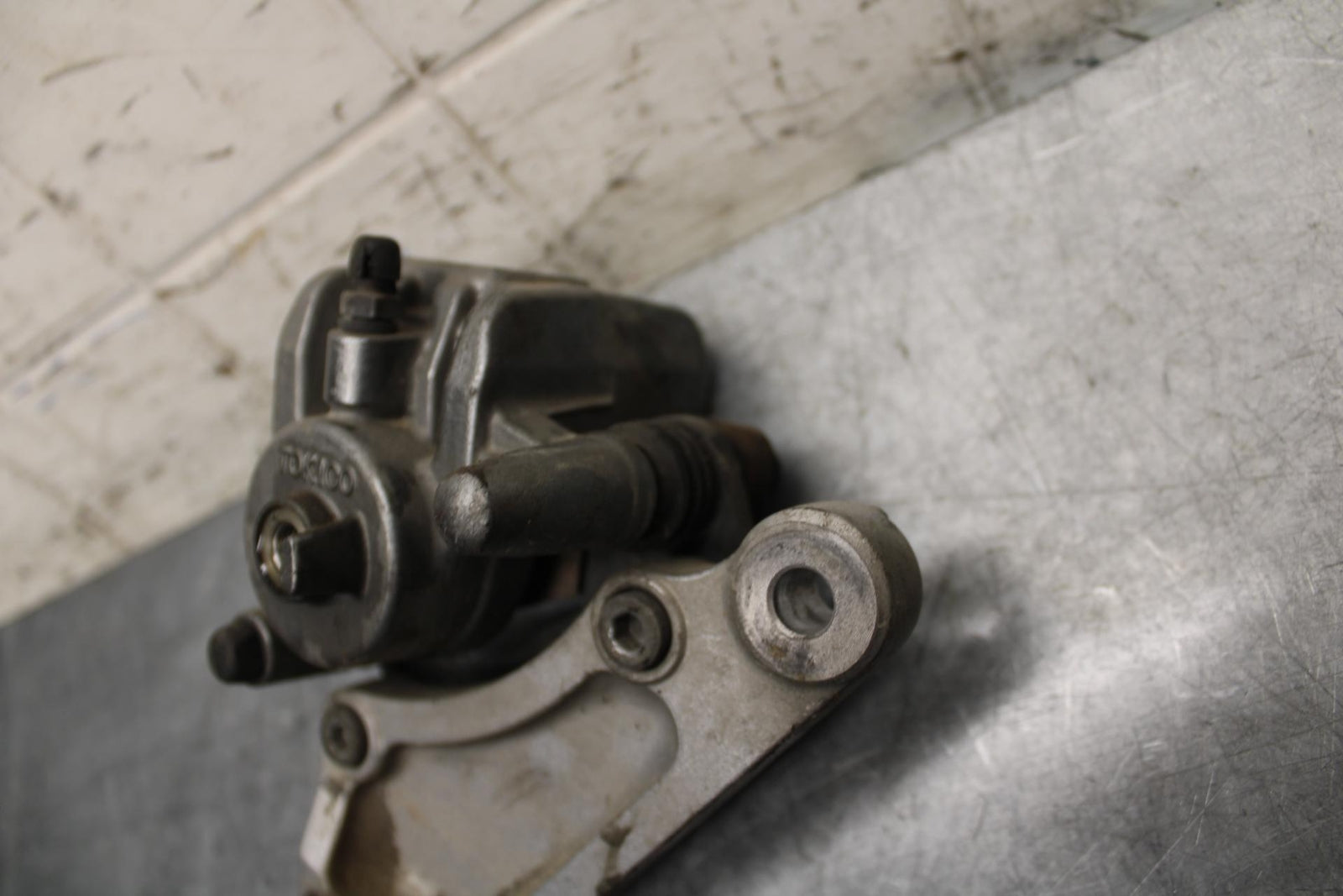 2001 Kawasaki Ninja ZX6 ZX600E REAR BACK BRAKE CALIPER W MOUNT BRACKET BB547