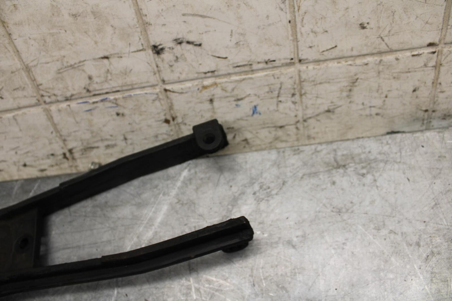 2007 Suzuki GSXR750 SWINGARM CHAIN BUFFER SLIDER GUIDE 61273-01H00 BB546