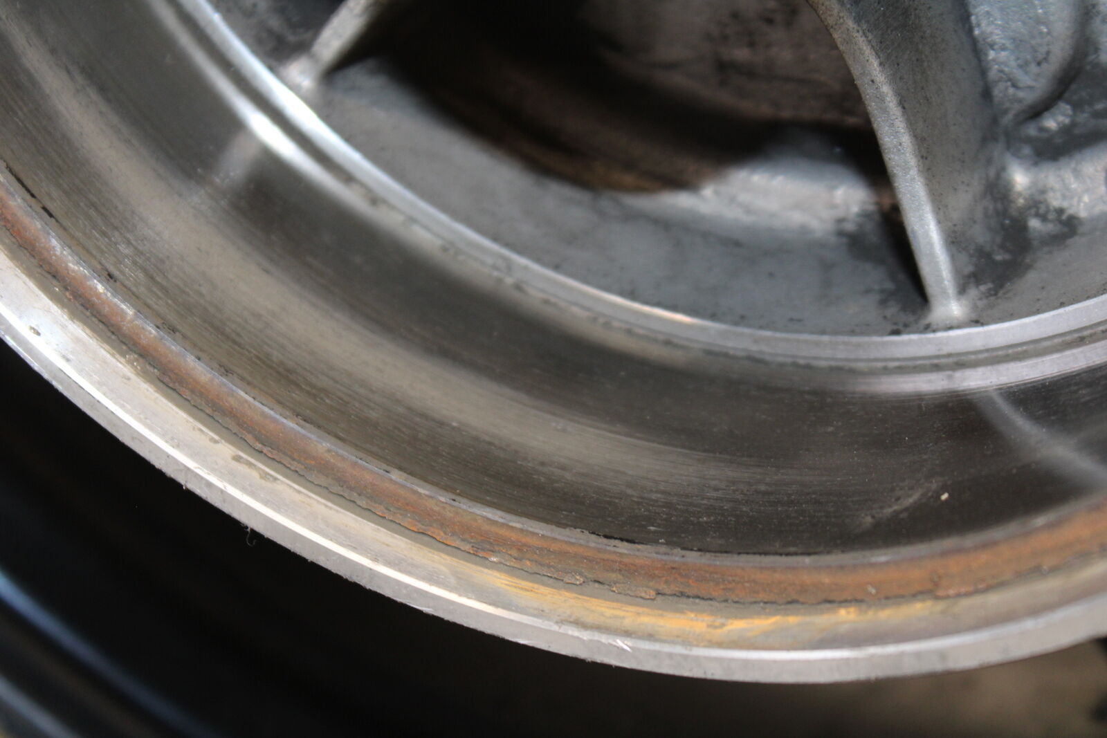 05-06 SUZUKI BOULEVARD M50 REAR WHEEL BACK RIM BB671