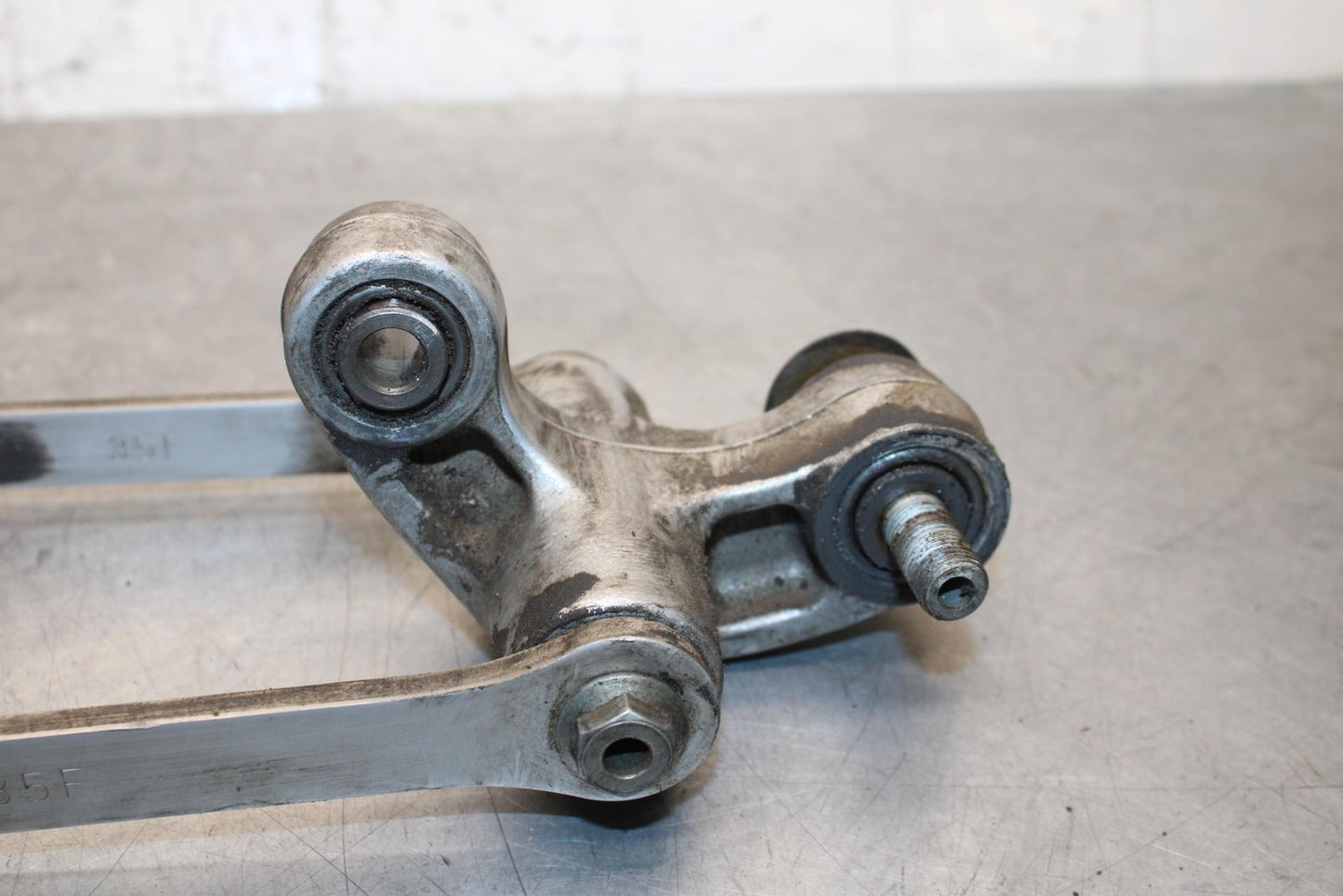 2001 Suzuki GSXR600 REAR DOGBONE SHOCK LINKAGE LINK 62600-35870 BB59