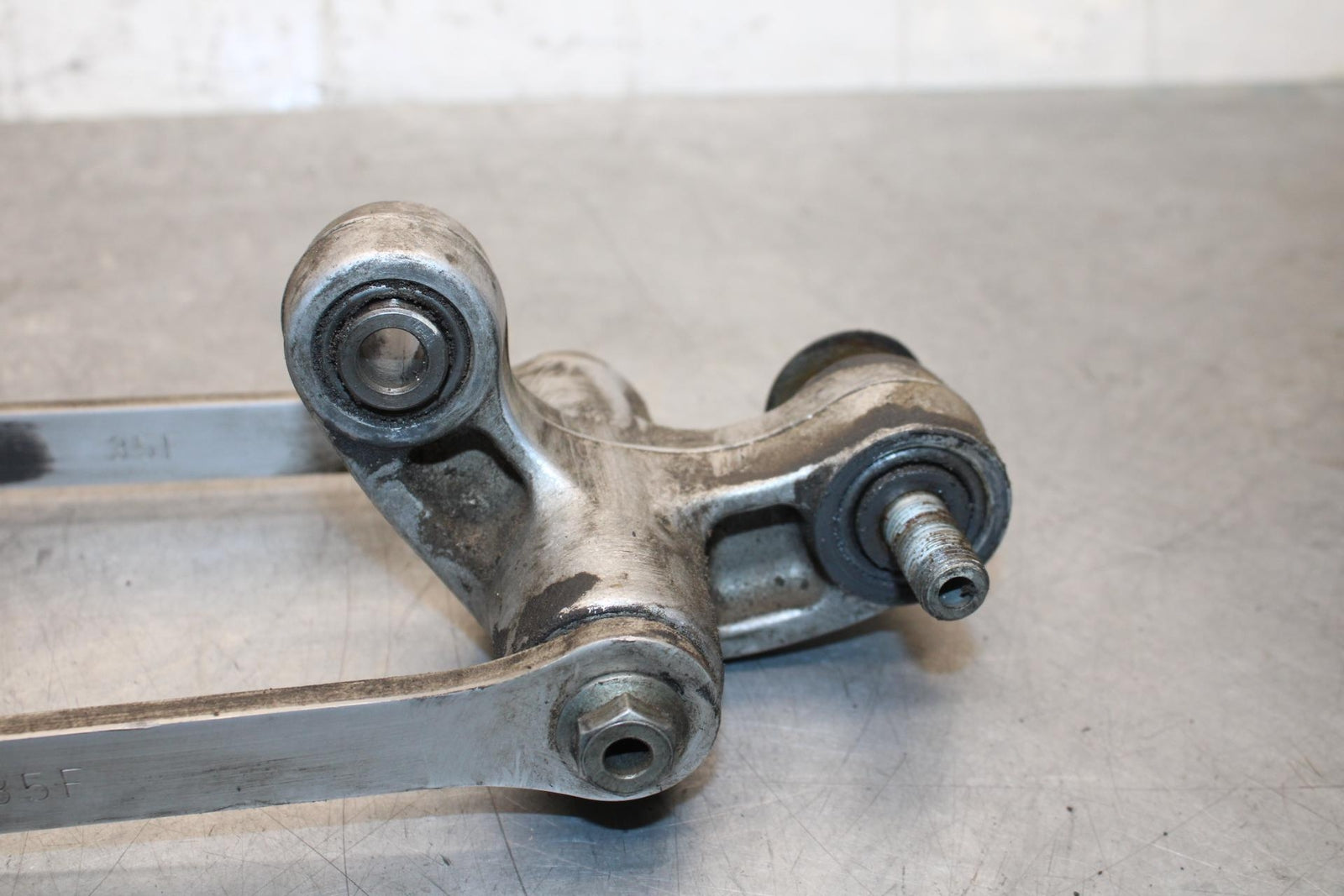 2001 Suzuki GSXR600 REAR DOGBONE SHOCK LINKAGE LINK 62600-35870 BB59