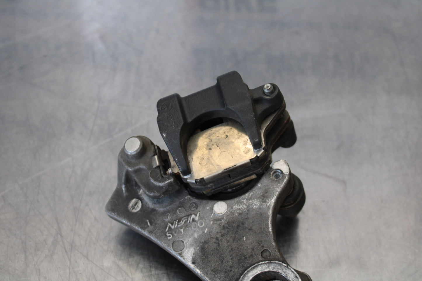 07-08 YAMAHA YZF R1 REAR BACK BRAKE CALIPER W MOUNT BRACKET BB160