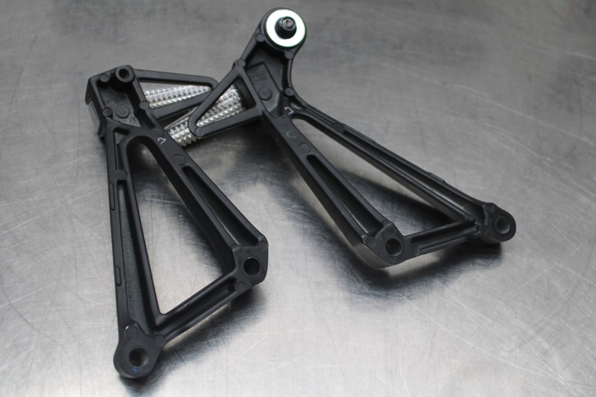 15-19 YAMAHA YZF R3 REAR BACK PASSENGER PEG SET PAIR BB800