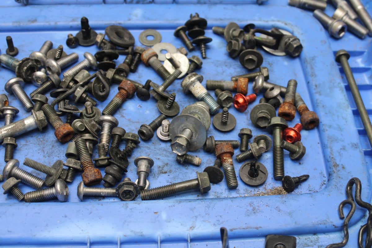 05-06 SUZUKI GSXR1000 MOUNTING BOLTS HARDWARE SCREWS BB857