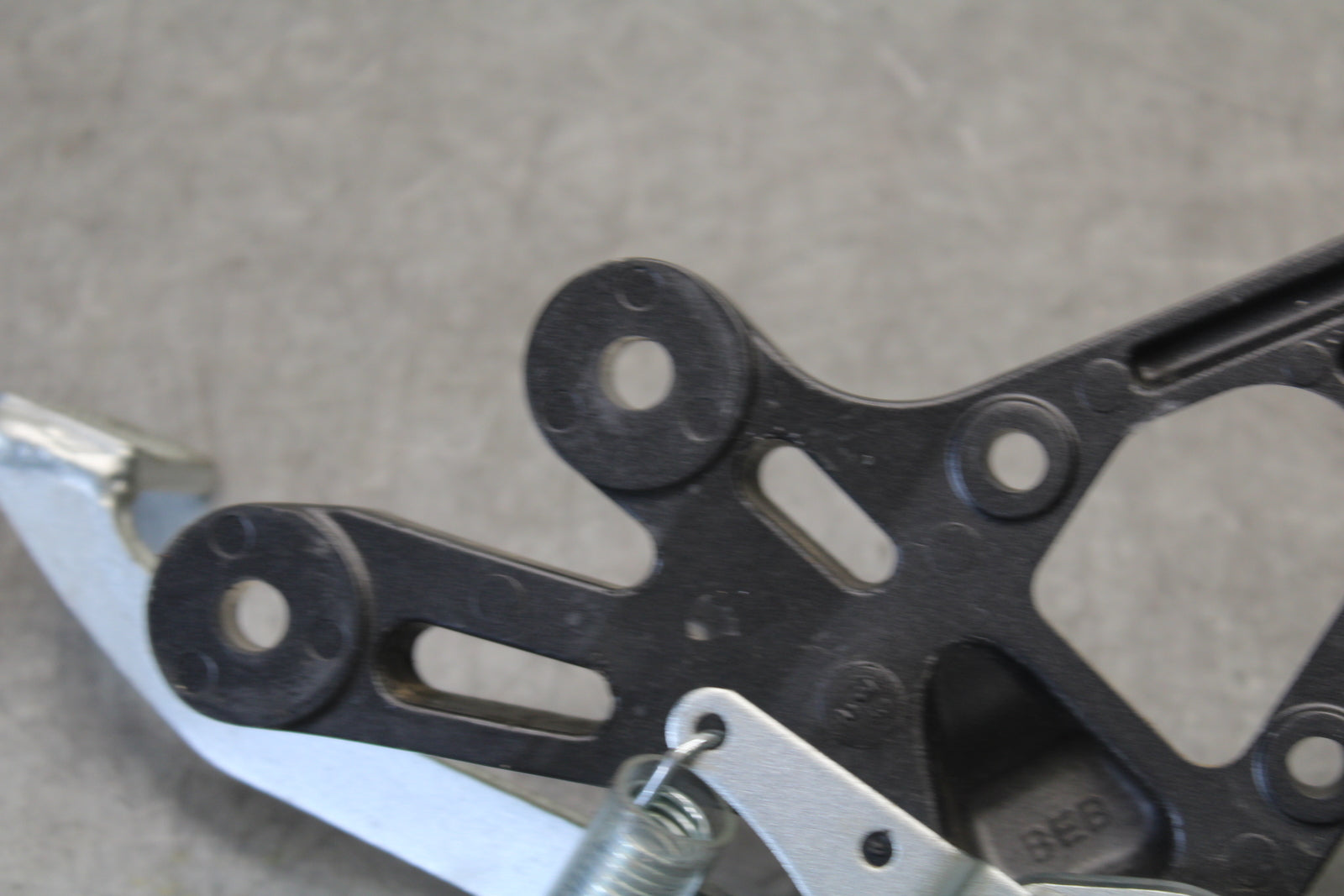 22-23 YAMAHA YZF R7 RIGHT REARSET REAR SET DRIVER FOOT PEG REST STOP BB583
