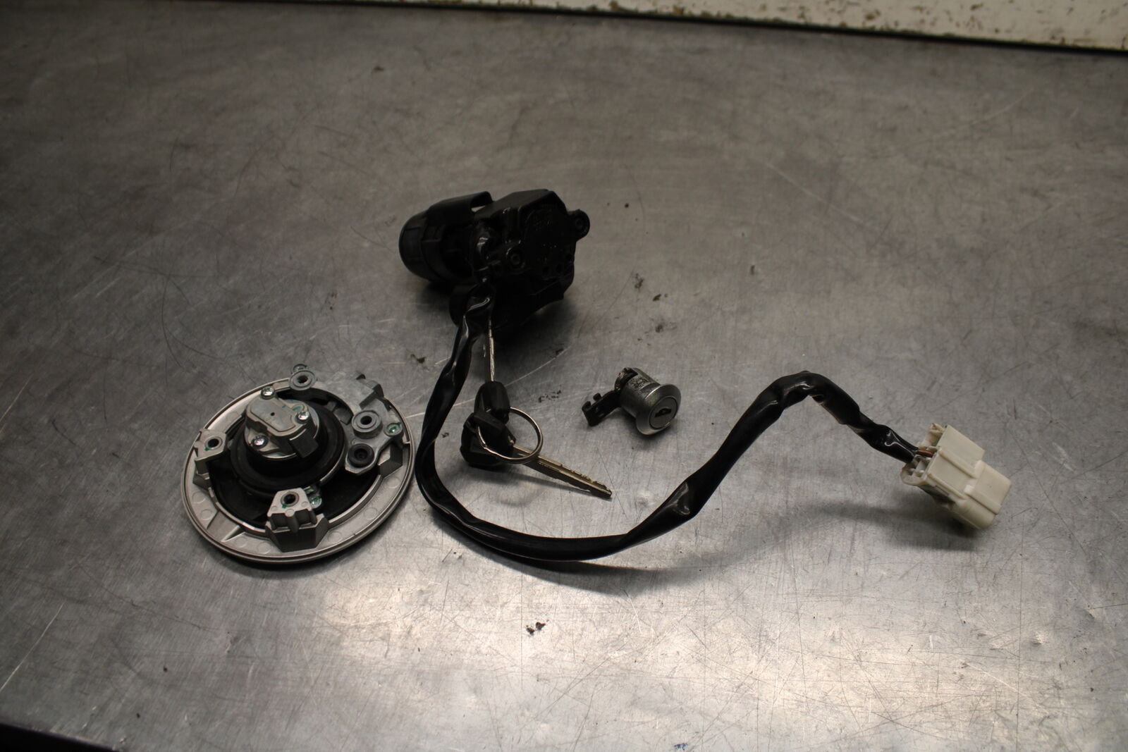 19-22 KAWASAKI Z400 IGNITION LOCK KEY SET W/ GAS CAP AND SEAT LOCK BB738