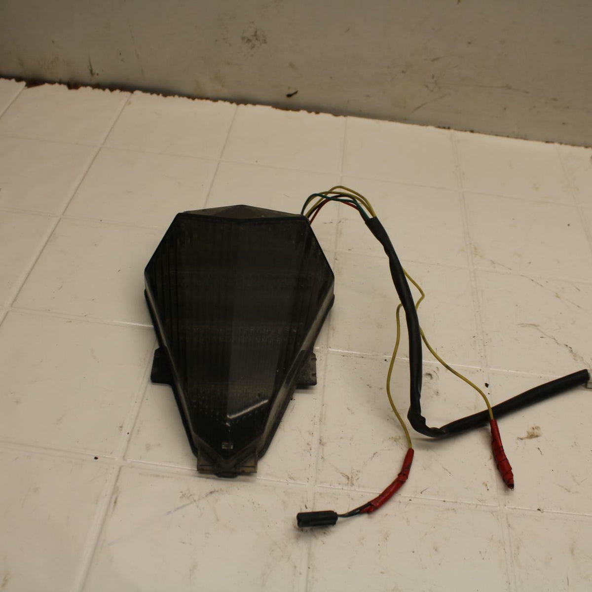 08-16 YAMAHA YZF R6 REAR TAIL TAILLIGHT BACK BRAKE LIGHT BB406